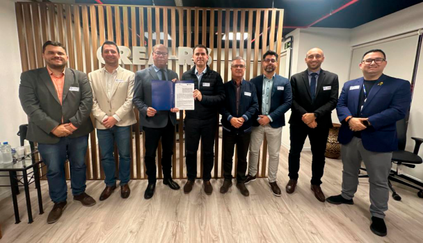 Peruchin com o presidente em exercício do CREA, João Luis Collares Machado, e representantes de órgãos e entidades de engenheiros
