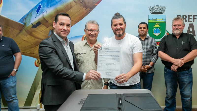 O secretário adjunto da Sehab, Roger Vasconcellos, e o prefeito interino, Cris Moraes, assinaram o documento