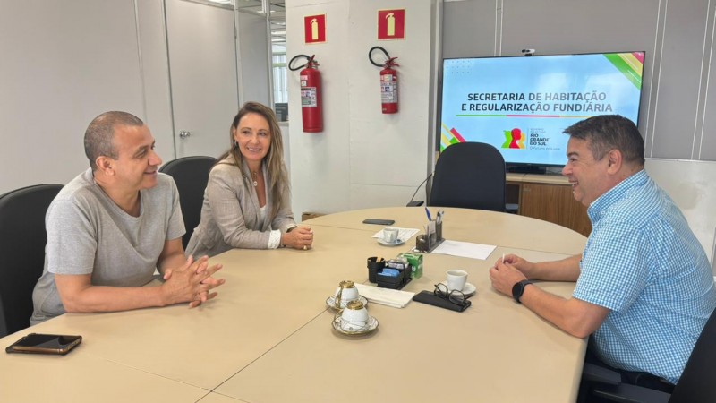 Secretário Carlos Gomes e diretora Daiane Malabarba em reunião com o presidente do Corede Botucaraí, Ydionei Vieira