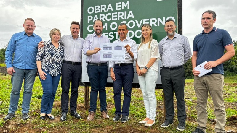 Ato da assinatura contou com a presença do secretário Carlos Gomes e do prefeito Fabiano Feltrin