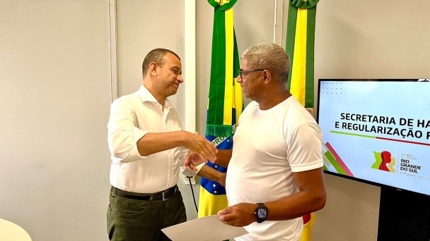 foto colorida do secretário cumprimentando mutuário