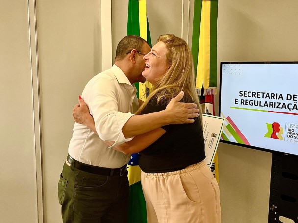 foto coloridade do secretário e mutuária