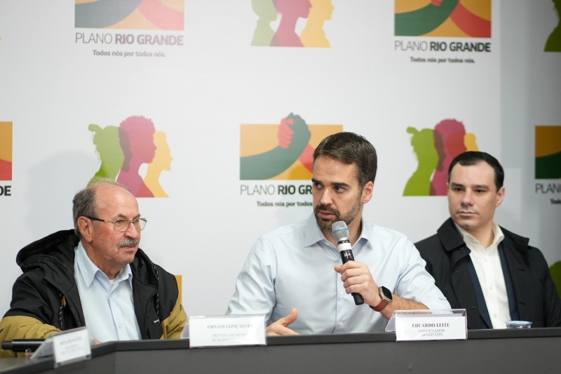 O governador afirmou que a contratação é o primeiro passo de dignidade para quem está em abrigos improvisados