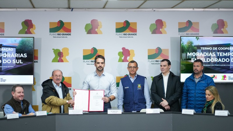 O documento foi assinado pelo governador, pelo procurador geral do Estado, pelo titular da Sehab e pelo prefeito