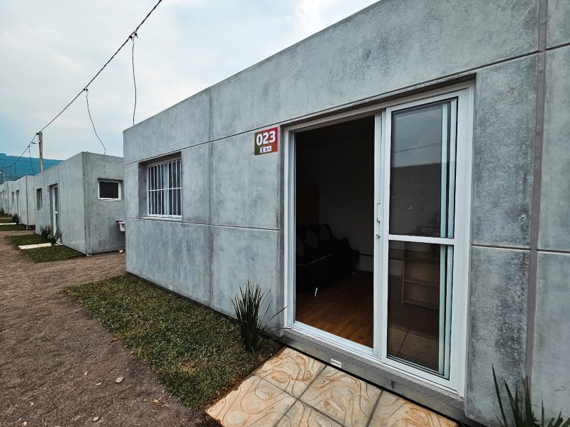 As unidades possuem dormitório, sala e cozinha conjugadas e banheiro, além de mobiliário sob medida e eletrodomésticos