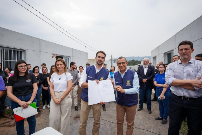 O governador Eduardo Leite e o secretário de Habitação e Regularização Fundiária, Carlos Gomes, participaram do ato de entrega