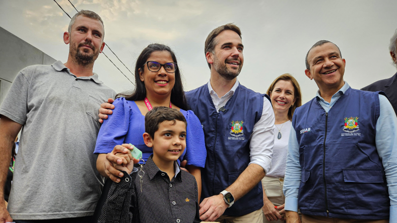Famílias recebem as chaves das primeiras moradias temporárias