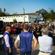 As famílias beneficiadas receberam as chaves da segunda entrega de moradias temporárias construídas com recursos do Estado