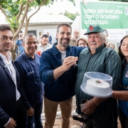 Abrelino Rocha, que completou 78 anos nesta sexta-feira (2/5), recebeu a chave da nova moradia das mãos do governador 