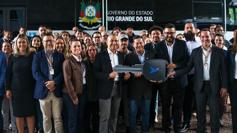 Secretário Carlos Gomes e equipe da Sehab no ato de entrega