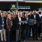 Secretário Carlos Gomes e equipe da Sehab no ato de entrega
