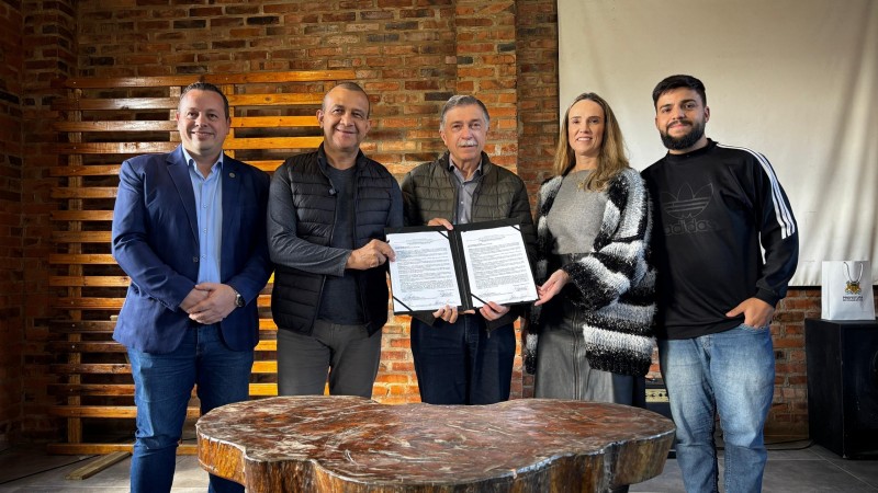 A cerimônia contou com a presença do titular da Sehab, Carlos Gomes; do prefeito Adiló Didomenico, autoridades municipais e representantes da comunidade.