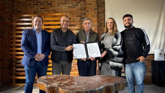 A cerimônia contou com a presença do titular da Sehab, Carlos Gomes; do prefeito Adiló Didomenico, autoridades municipais e representantes da comunidade.