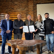 A cerimônia contou com a presença do titular da Sehab, Carlos Gomes; do prefeito Adiló Didomenico, autoridades municipais e representantes da comunidade.