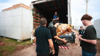 Cerca de 100 pessoas ainda se encontravam no Centro de Acolhimento e, neste primeiro dia, foram transferidas 12 famílias