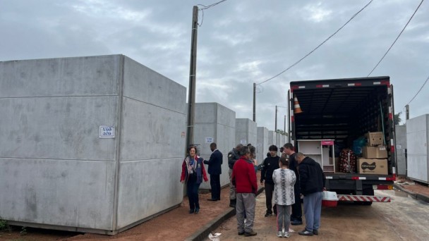 Abrigados recebem transporte, vale alimentação de três meses e suporte financeiro para compra de móveis e utensílios domésticos