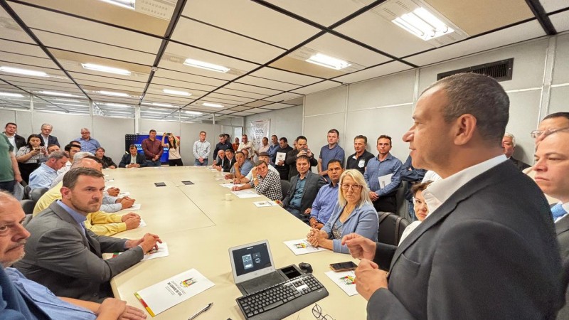 foto colorida do secret&aacute;rio com prefeitos